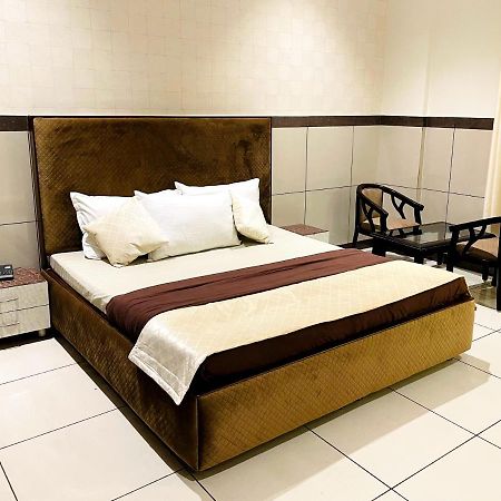 Primrose Hotel And Restaurant Сонипат Екстериор снимка