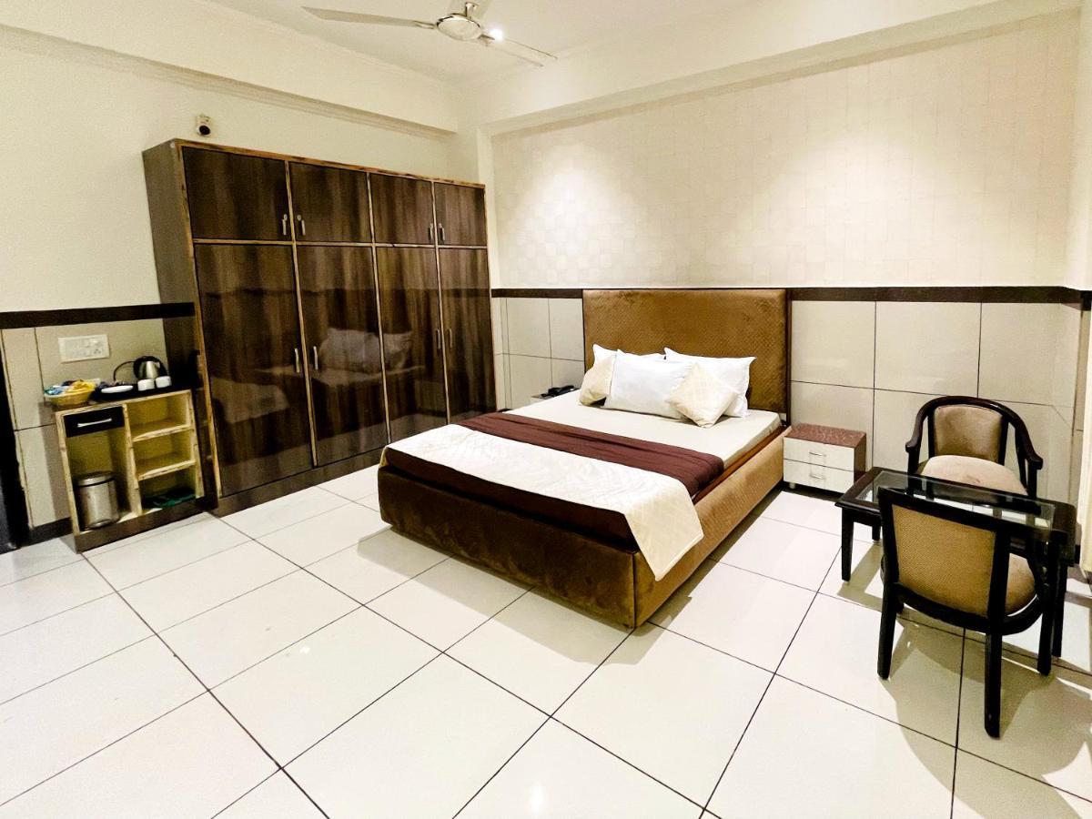 Primrose Hotel And Restaurant Сонипат Екстериор снимка