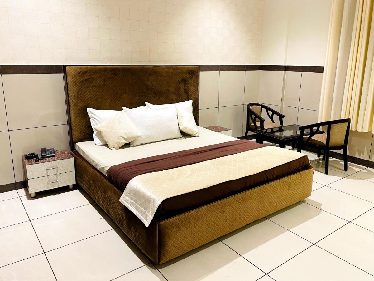 Primrose Hotel And Restaurant Сонипат Екстериор снимка