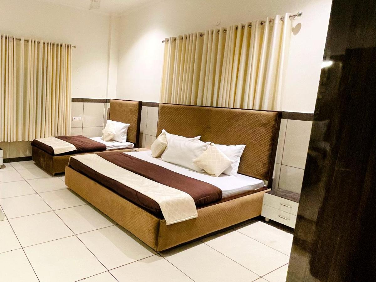 Primrose Hotel And Restaurant Сонипат Екстериор снимка