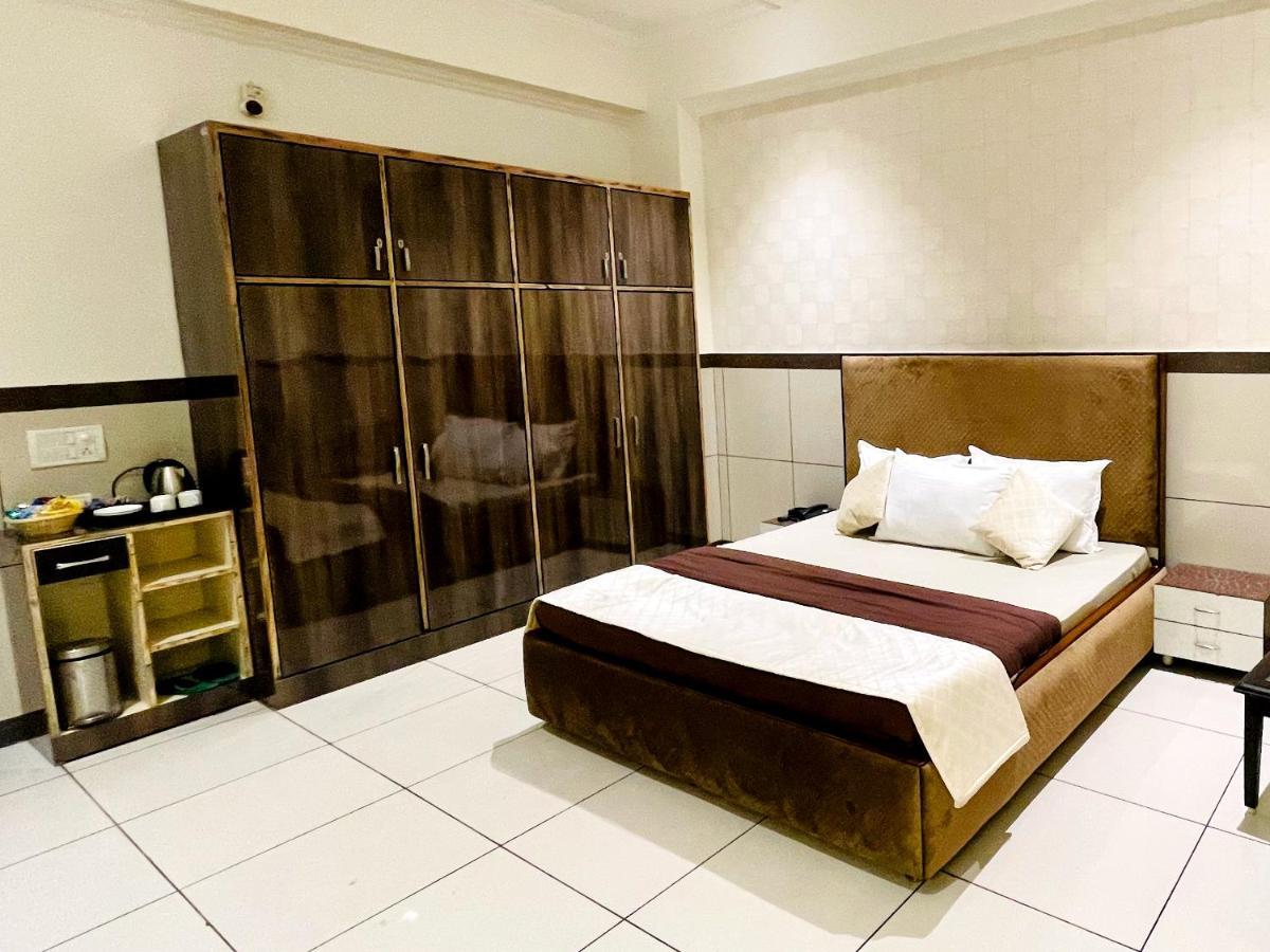 Primrose Hotel And Restaurant Сонипат Екстериор снимка