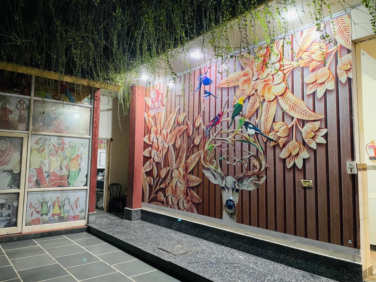 Primrose Hotel And Restaurant Сонипат Екстериор снимка